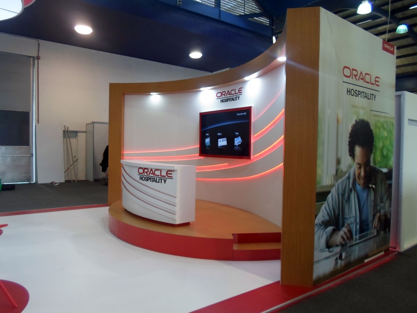 stand_oracle_hospitality_3